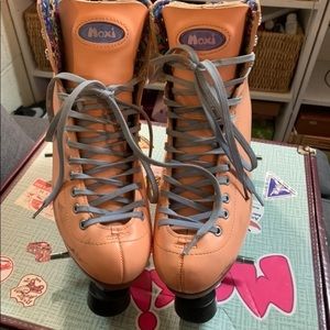 MOXI BEACH BUNNY SKATES with REACTOR PLATE